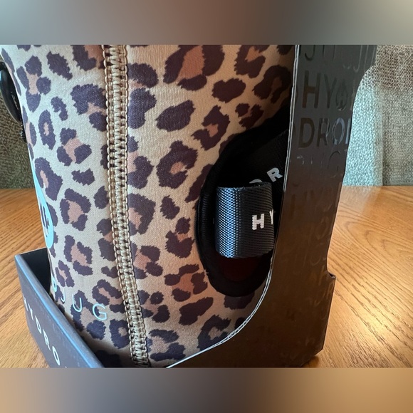 NWT Hydrojug 73 oz. Blush with Leopard Sleeve - Picture 2 of 7